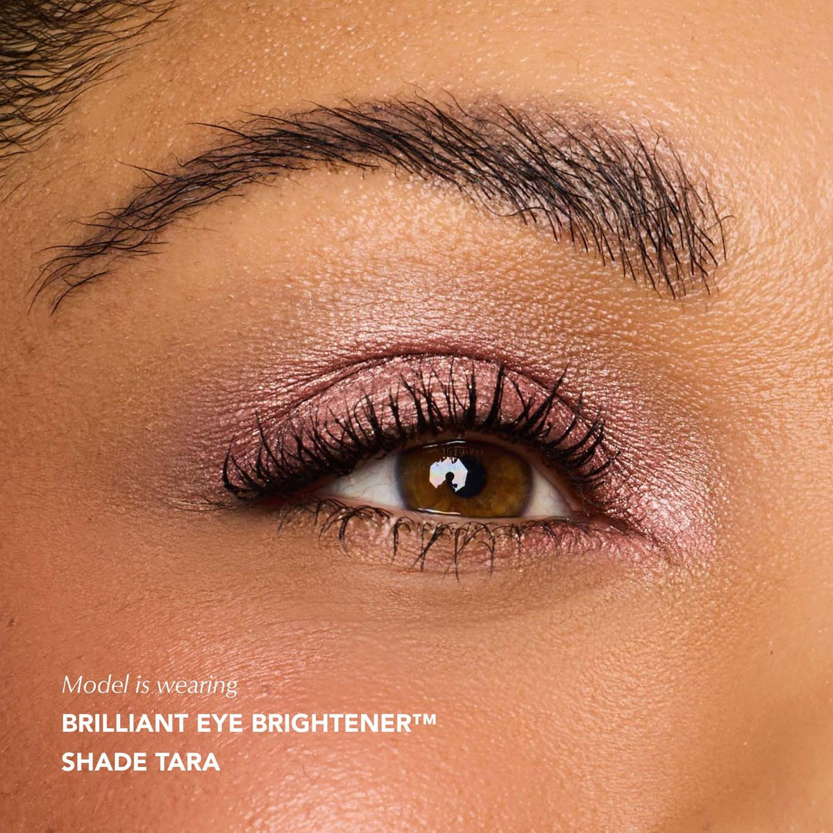 Thrive Causemetics Stick Illuminant Yeux Rose Mauve sur les pommettes