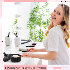 Tioncy puffs et conteneur en verre noir sur un fond neutre