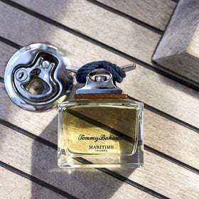 Tommy Bahama Eau de Cologne Maritime Triumph 125 ml à côté d'autres produits de beauté