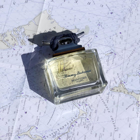 Tommy Bahama Eau de Cologne Maritime Triumph 125 ml dans un cadre en extérieur