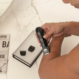 Tondeuse MANSCAPED sur une surface propre après utilisation