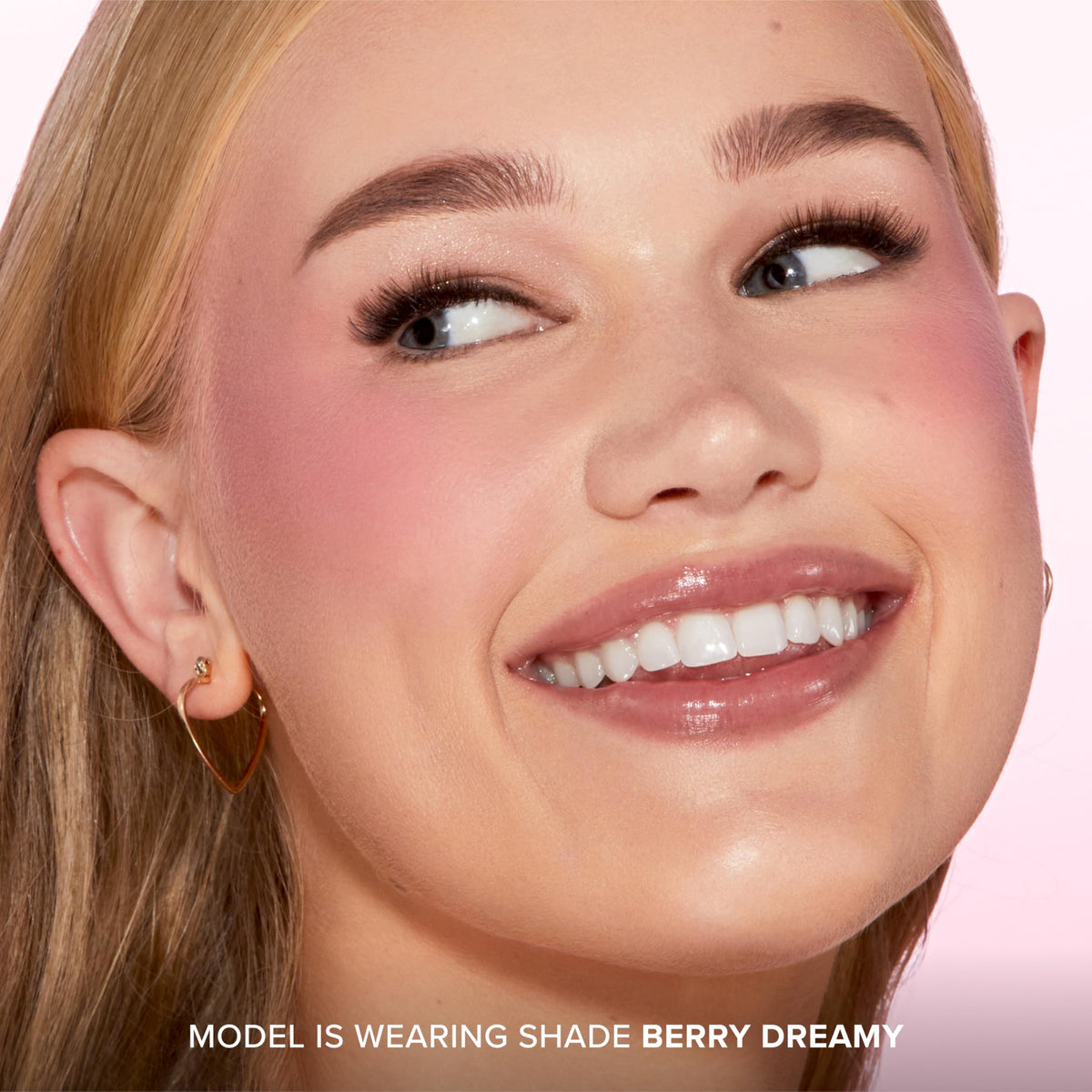 Too Faced Cloud Crush Blush application sur la joue