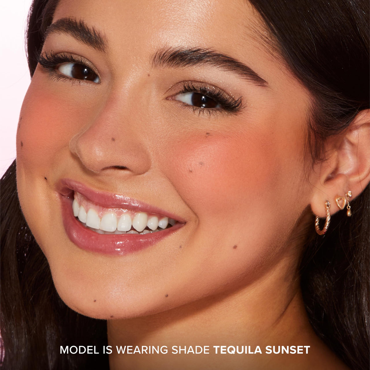 Too Faced Cloud Crush Blush avec échantillon de couleur