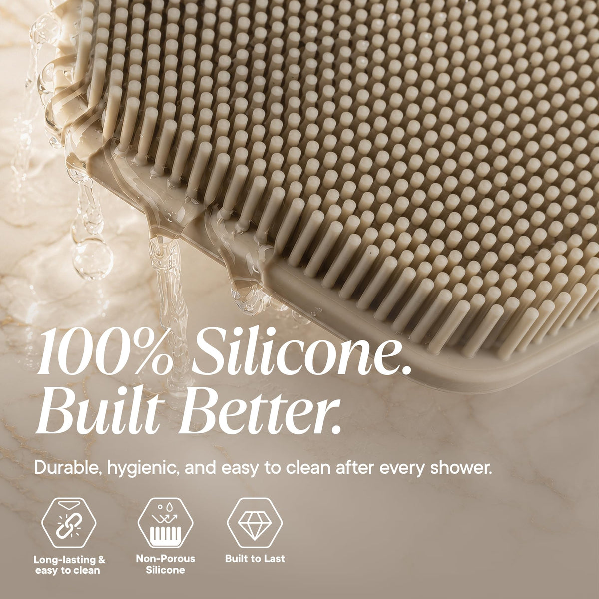 TOOLETRIES gant de douche en silicone beige dans une salle de bain