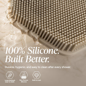 TOOLETRIES gant de douche en silicone beige dans une salle de bain
