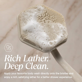 TOOLETRIES gant de douche en silicone beige sur un support