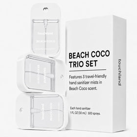Touchland Spray Coco Plage 50ml en situation sur une table de plage