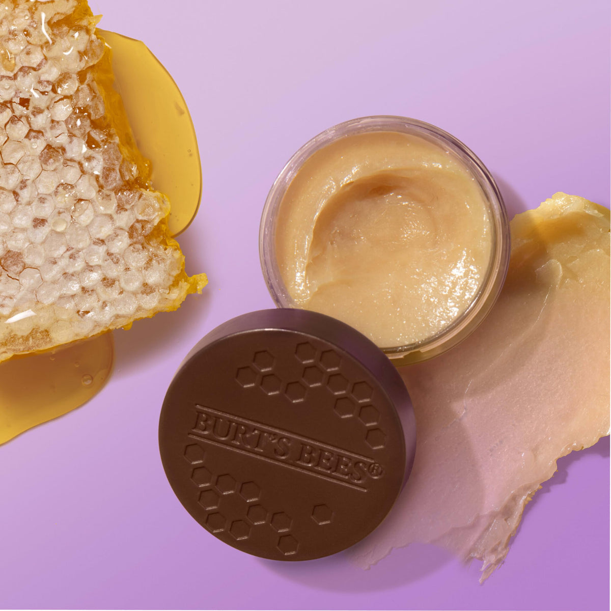 Traitement de nuit Burt's Bees appliqué sur les lèvres