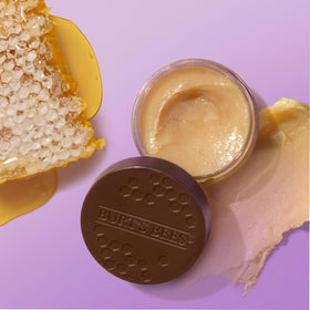 Traitement de nuit Burt's Bees appliqué sur les lèvres