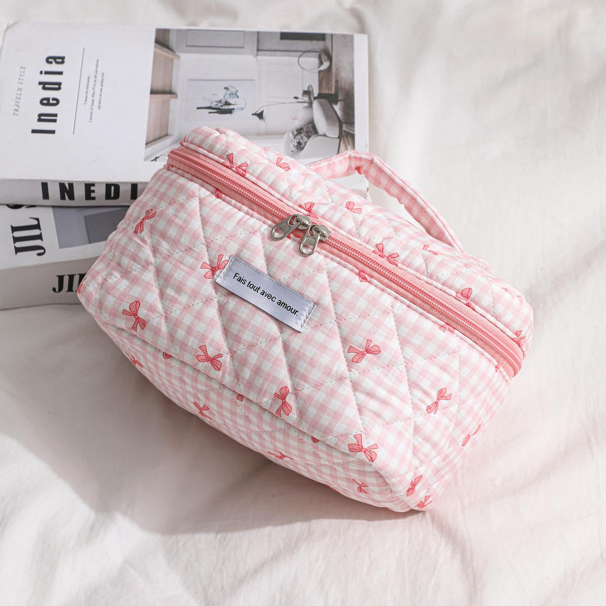Tranche de la trousse de maquillage uekeboag ouverte avec produits à l'intérieur