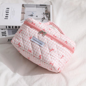 Tranche de la trousse de maquillage uekeboag ouverte avec produits à l'intérieur