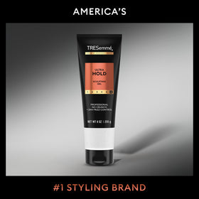 TRESemmé Gel Ultra Hold 281g texture du gel dans la main