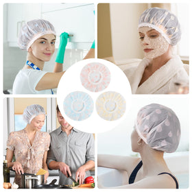 Trois bonnets de douche Pengxiaomei de couleur différente sur une étagère
