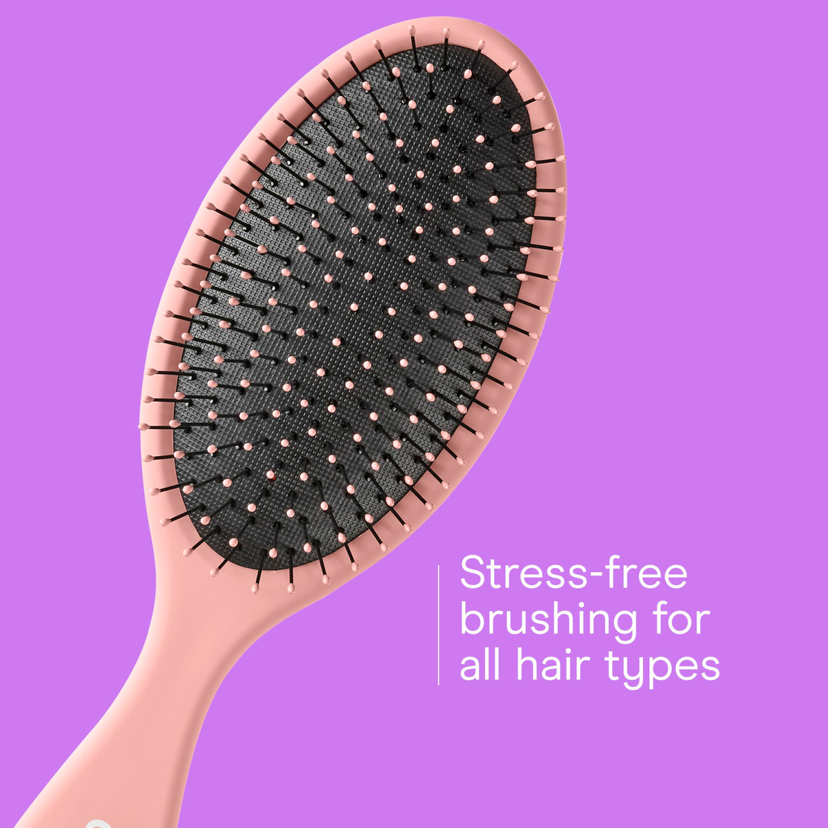 Trois brosses démêlantes Conair sur fond blanc