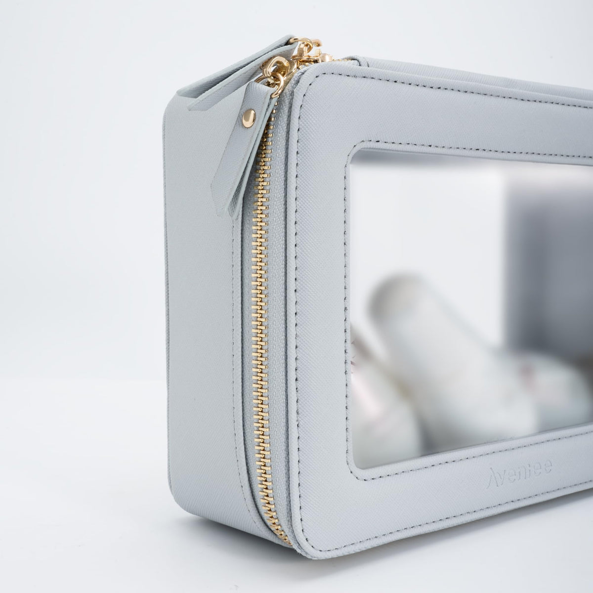 Trousse Aveniee en cuir bleu sur un fond de salle de bain