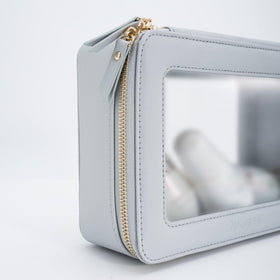Trousse Aveniee en cuir bleu sur un fond de salle de bain