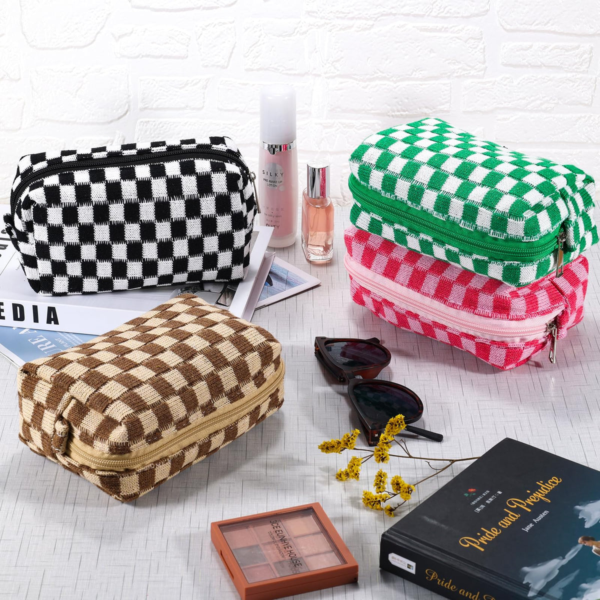Trousse de maquillage à carreaux ZLFSRQ ouverte avec produits de beauté à l'intérieur