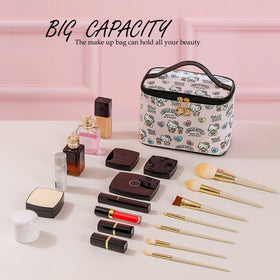 Trousse de maquillage AmBealla rose ouverte montrant les poches intérieures