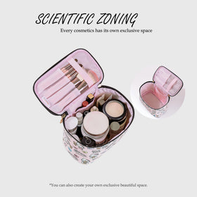 Trousse de maquillage AmBealla rose sur une table avec des produits de beauté