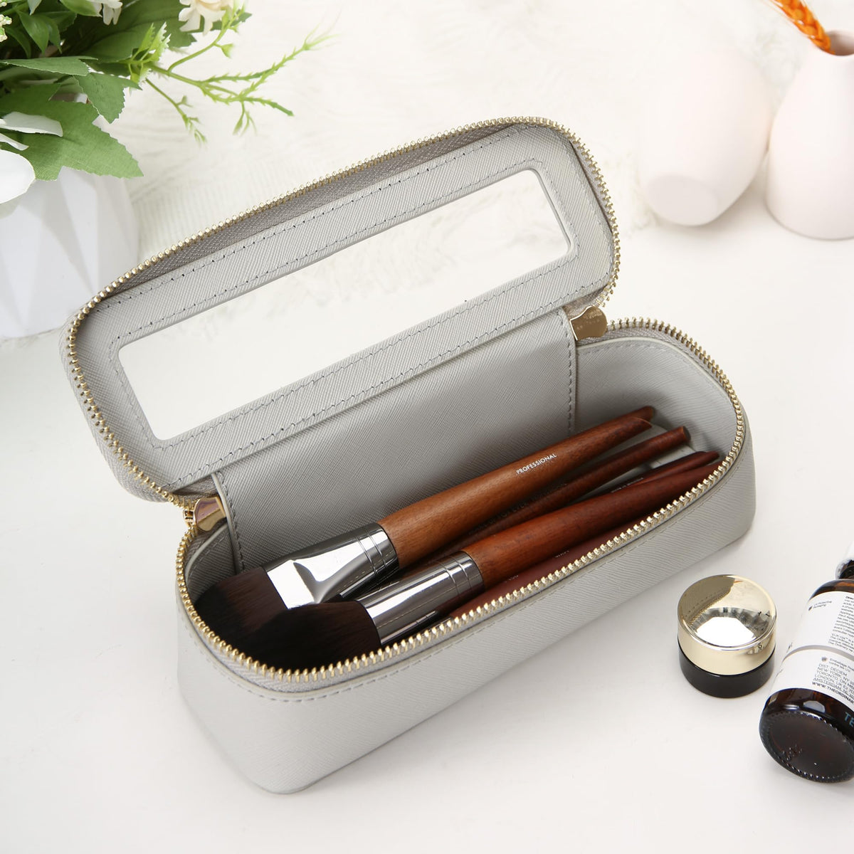 Trousse de maquillage Aveniee ouverte avec pinceaux et produits