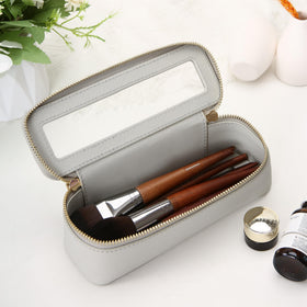 Trousse de maquillage Aveniee ouverte avec pinceaux et produits