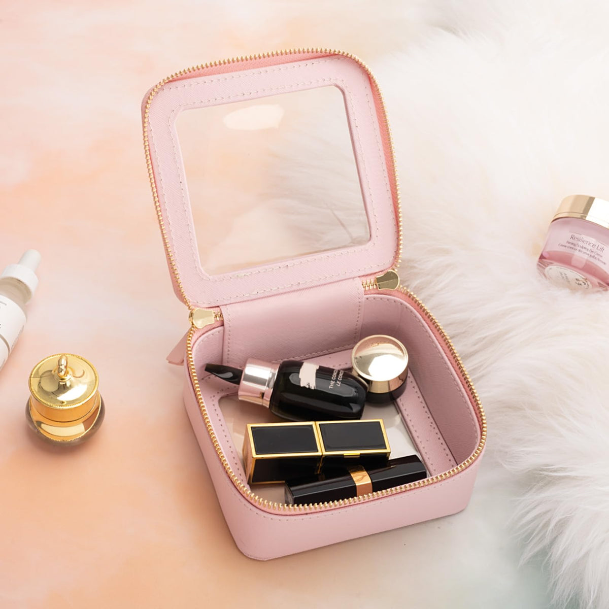 Trousse de maquillage Aveniee rose sur une table avec des produits de beauté