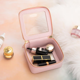 Trousse de maquillage Aveniee rose sur une table avec des produits de beauté