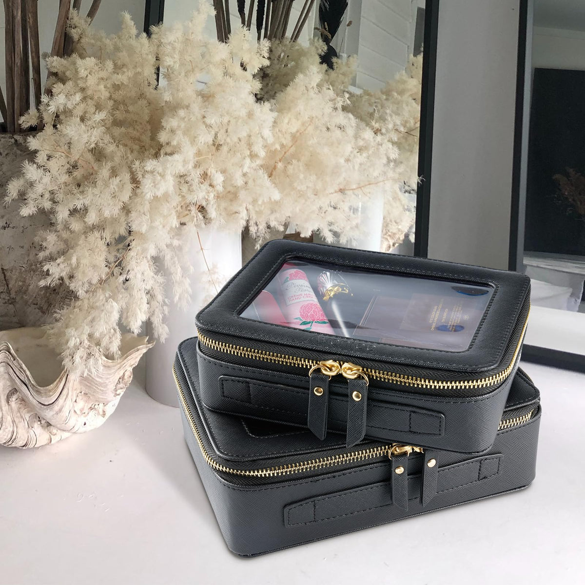 Trousse de maquillage Aveniee sur un fond de salle de bain