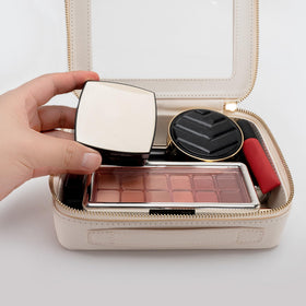 Trousse de maquillage Aveniee sur une coiffeuse moderne
