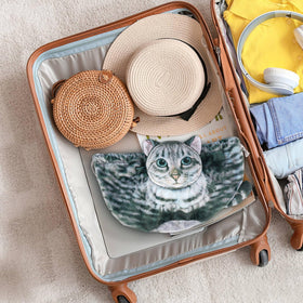 Trousse de maquillage chat grise sur une table
