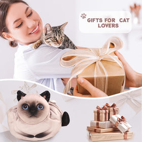 Trousse de maquillage chat sur une table avec d'autres accessoires