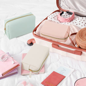 Trousse de maquillage Dunzy avec des cosmétiques en extérieur