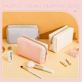 Trousse de maquillage Dunzy vert clair en cuir PU sur une table avec des produits de beauté