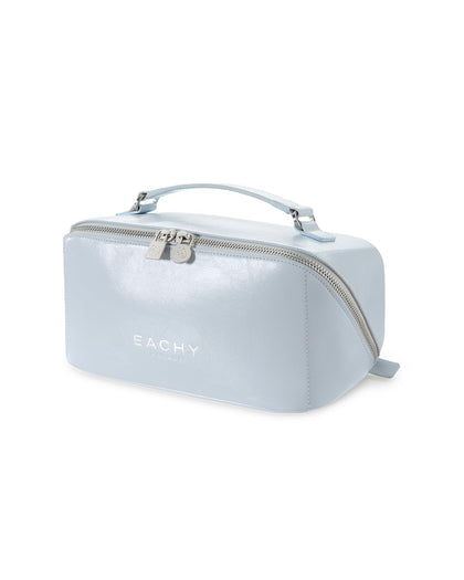 Trousse de maquillage EACHY bleu vue de face avec finition cirée