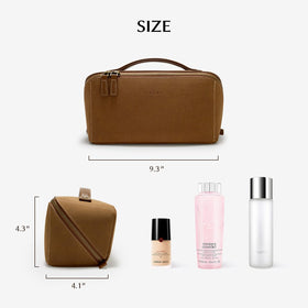 Trousse de maquillage EACHY en suédine brun sur un fond neutre