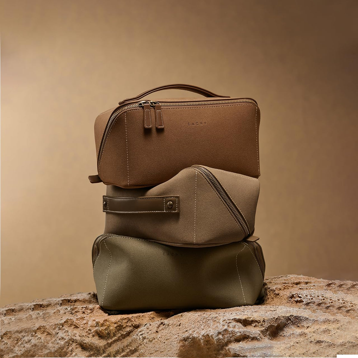 Trousse de maquillage EACHY en suédine brun, vue de profil