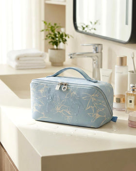 Trousse de maquillage EACHY sur un plan de toilette avec produits cosmétiques