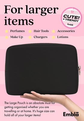 Trousse de maquillage Embla en voyage dans un sac à dos
