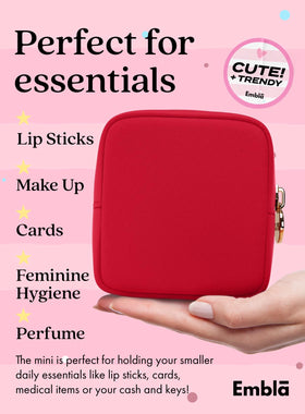 Trousse de maquillage Embla rouge rubis ouverte avec cosmétiques