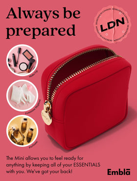 Trousse de maquillage Embla rouge rubis sur un fond de voyage