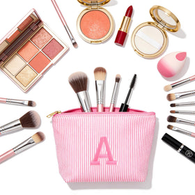 Trousse de maquillage Fohufo en bleu ciel sur une table