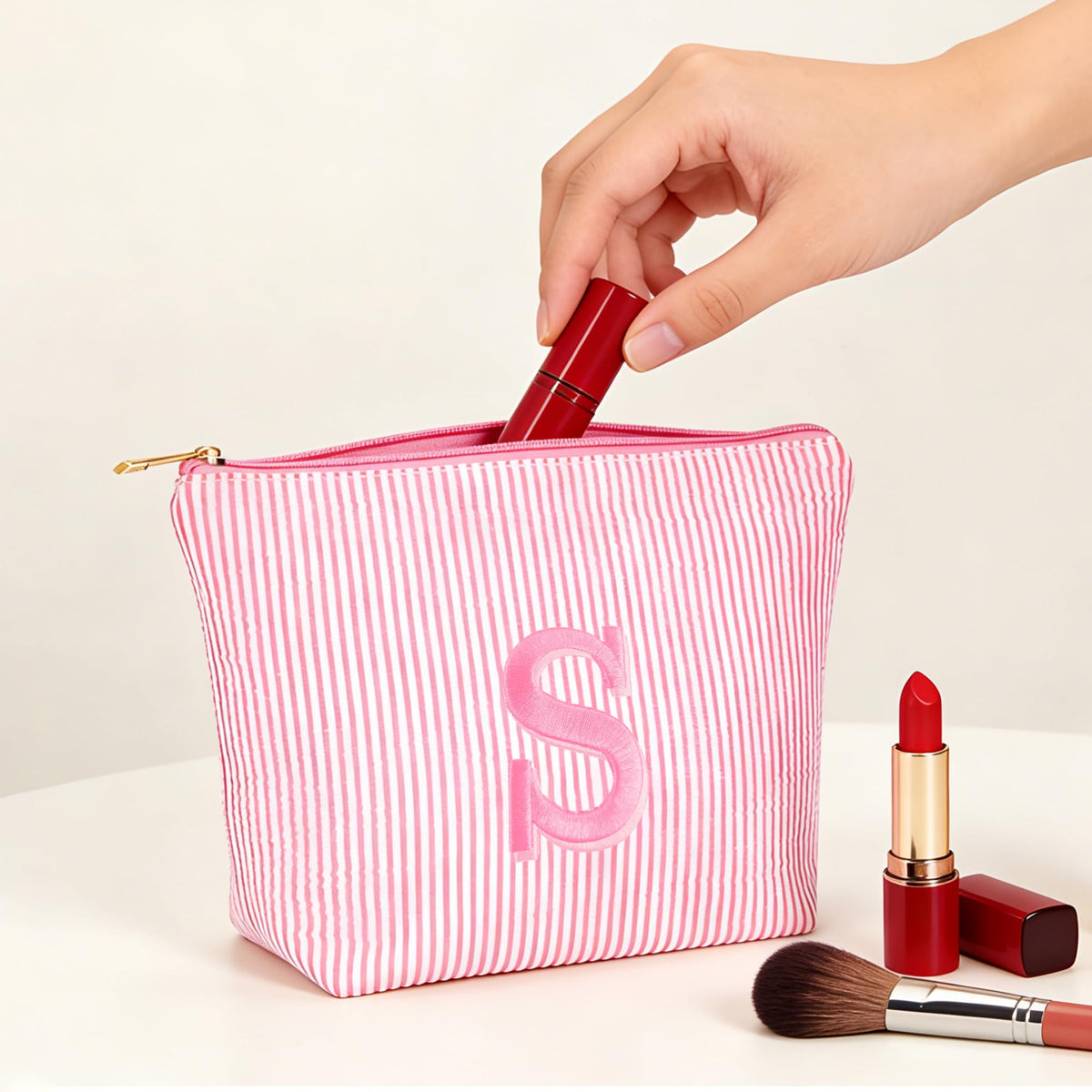 Trousse de maquillage Fohufo sur une plage, prête à être utilisée
