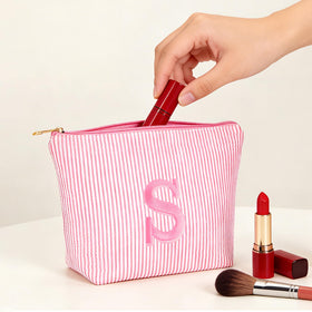 Trousse de maquillage Fohufo sur une plage, prête à être utilisée