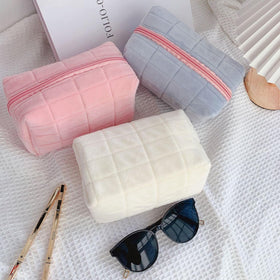 Trousse de maquillage HABUAETY pliée sur une surface plane