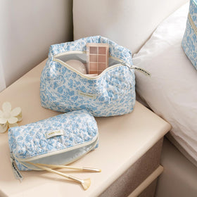 Trousse de maquillage HBselect dans une valise, prête pour le voyage