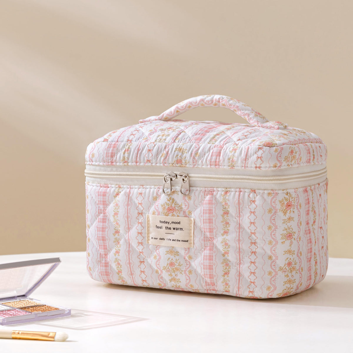 Trousse de maquillage HBselect pliée à côté d'autres accessoires de beauté