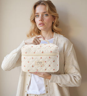 Trousse de maquillage HBselect pliée dans un bagage