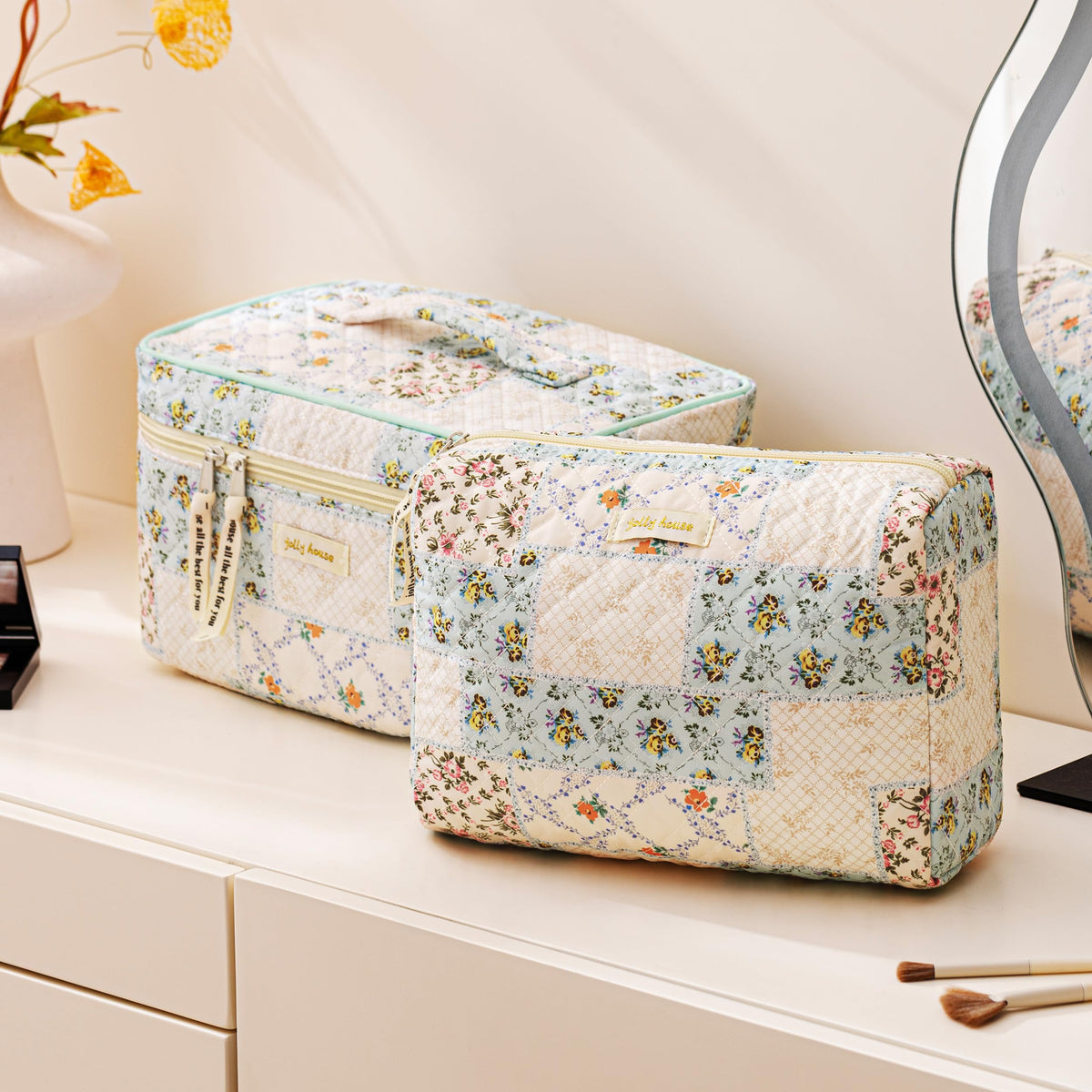 Trousse de maquillage HBselect pliée dans un sac à main