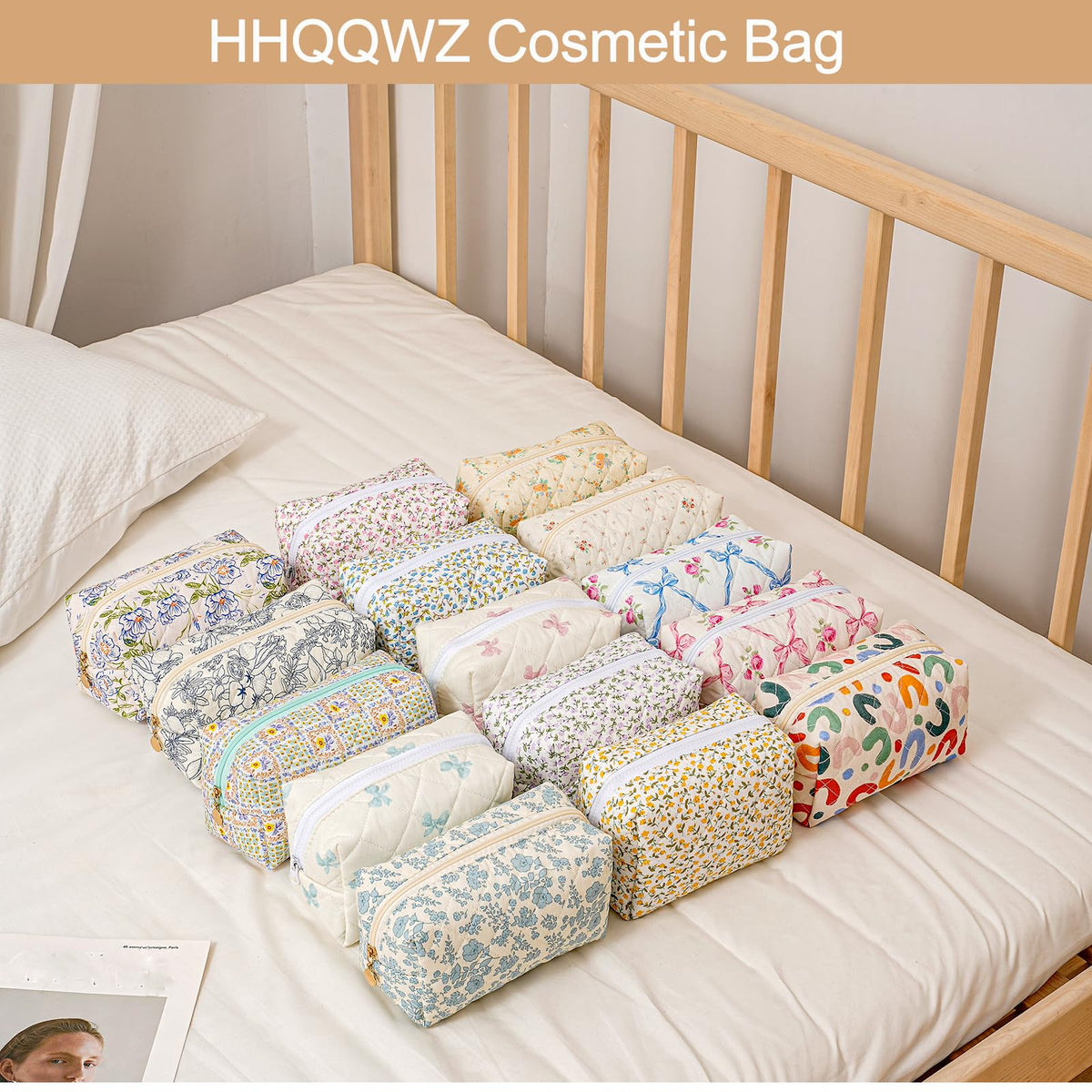 Trousse de maquillage HHQQWZ à côté d'un sac de voyage