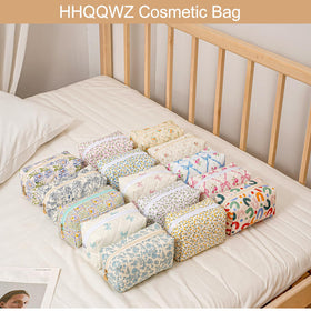 Trousse de maquillage HHQQWZ à côté d'un sac de voyage